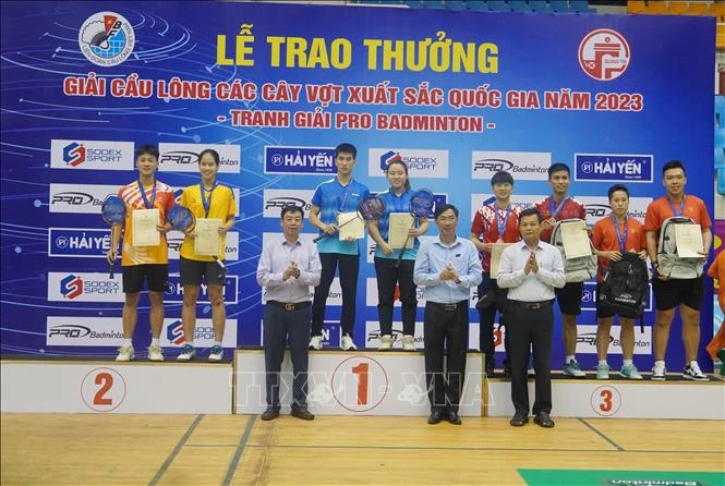 Trao Huy chương Vàng ở nội dung đôi nam nữ cho cặp vận động viên Phạm Văn Hải và Thân Vân Anh của Bắc Giang.