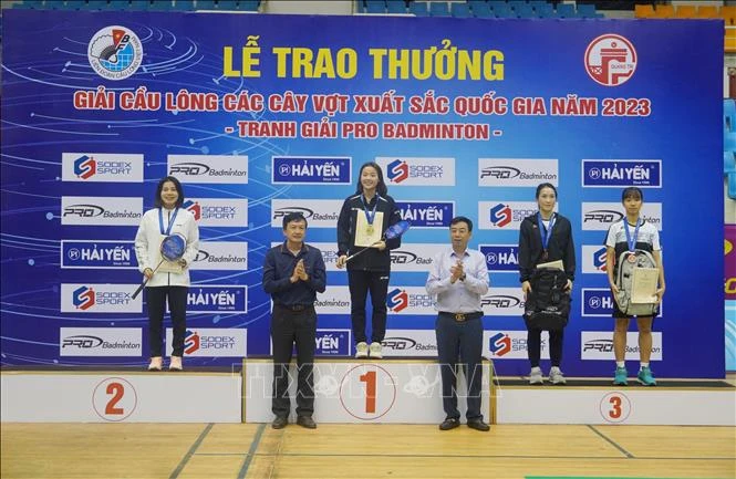 Trao Huy chương Vàng ở nội dung đơn nữ cho vận động viên Nguyễn Thùy Linh của Đồng Nai.