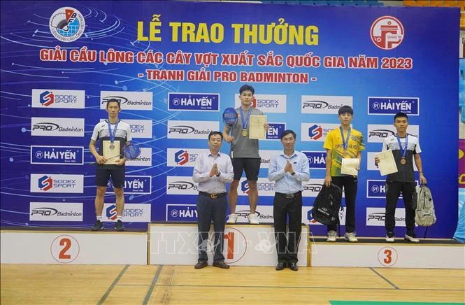 Trao Huy chương Vàng ở nội dung đơn nam cho vận động viên Nguyễn Tiến Tuấn của Hà Nội.