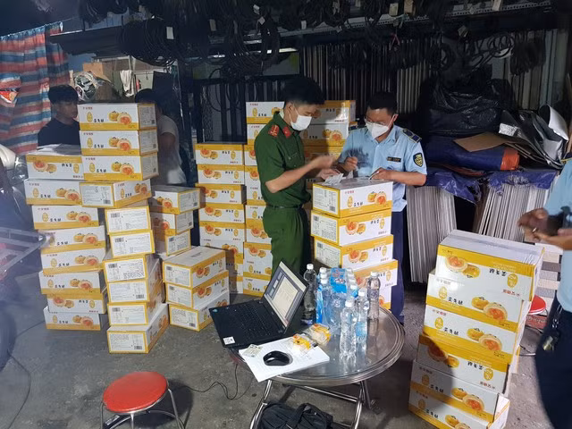 Đội QLTT số 22 (TP. Hà Nội) phát hiện 1.800 chiếc bánh Trung thu nhân trứng chảy không có hóa đơn chứng từ chứng minh nguồn gốc xuất xứ của hàng hóa.
