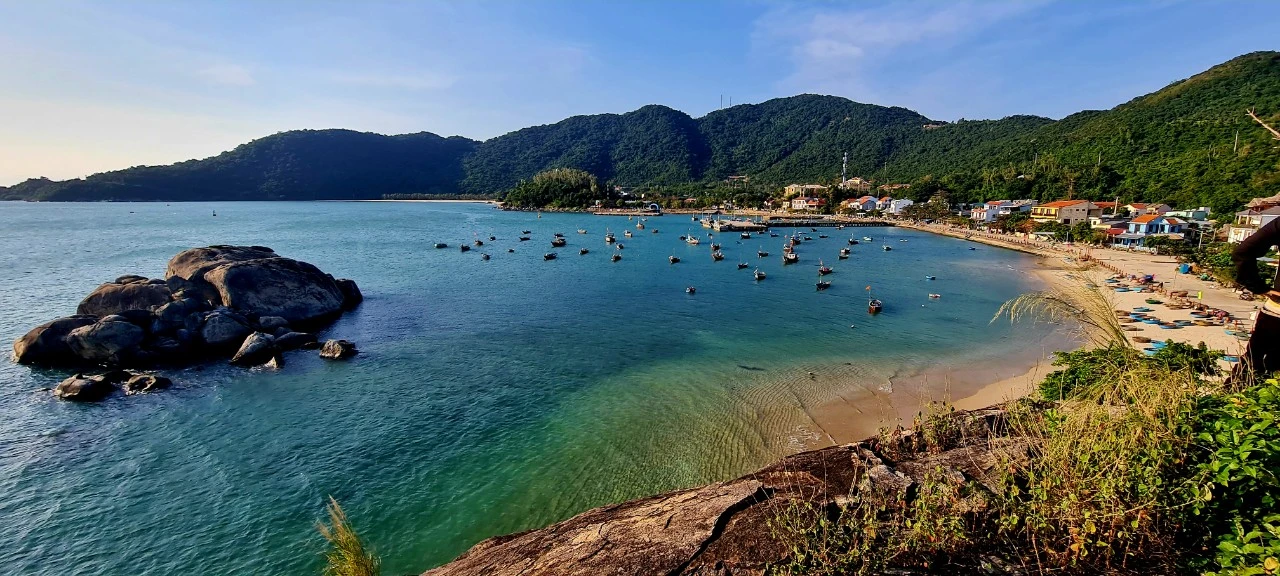 Cù Lao Chàm được xem là thiên đường xanh không rác thải, không ô nhiễm. Giữa vùng biển đảo yên bình đầy nắng gió, du khách sẽ được tận hưởng cảm giác thú vị của những ngày hè bất tận, vui đùa cùng sóng biển miên man vỗ bờ cát trắng trên Bãi Bắc, Bãi Hương, Bãi Làng, Bãi Xếp…