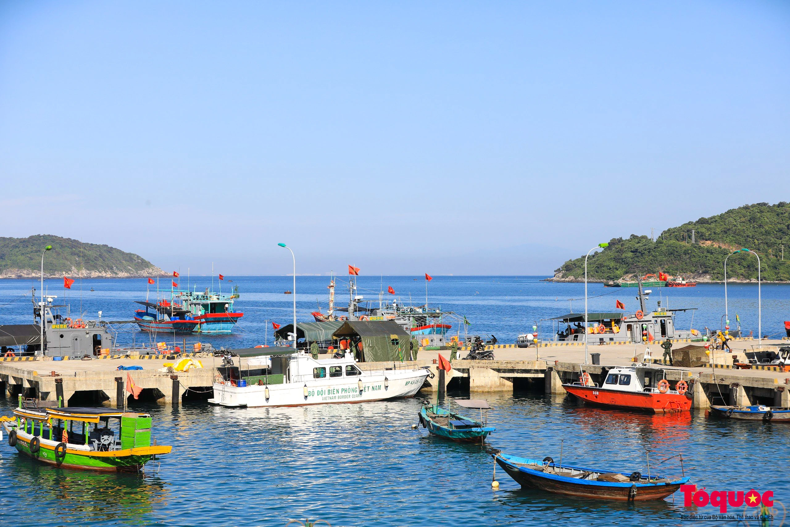 Cù Lao Chàm cũng là nơi tàu thuyền của ngư dân thường xuyên tránh trú bão.