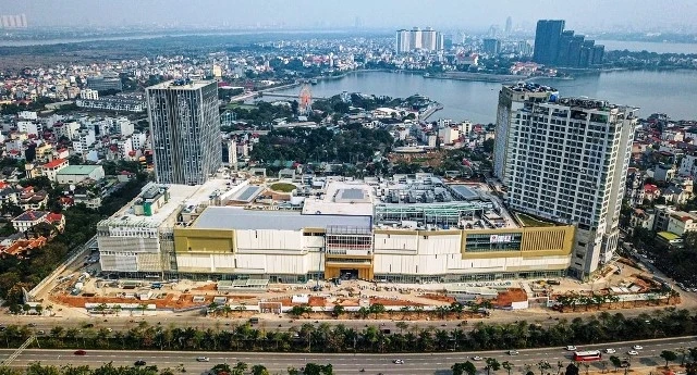 Liên tục xây mới, hoàn thiện các dự án trung tâm thương mại tại các khu trung tâm của Hà Nội và TP Hồ Chí Minh (Ảnh: PV)