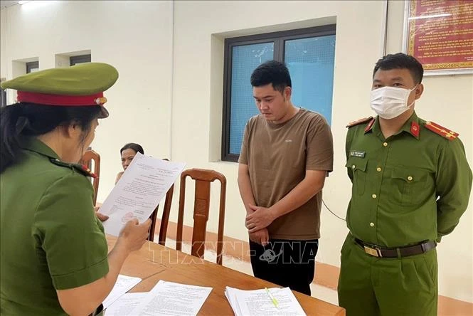 Cơ quan Cảnh sát Điều tra, Công an tỉnh thi hành lệnh bắt tạm giam bị can Trần Trung Hiếu. Ảnh: Hà Toản/TTXVN phát