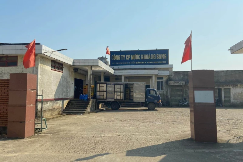 Công ty Cổ phần Nước khoáng Bang ở huyện Lệ Thủy, tỉnh Quảng Bình - đơn vị cung ứng nước khoáng Bang cho nhiều trường học ở địa phương.