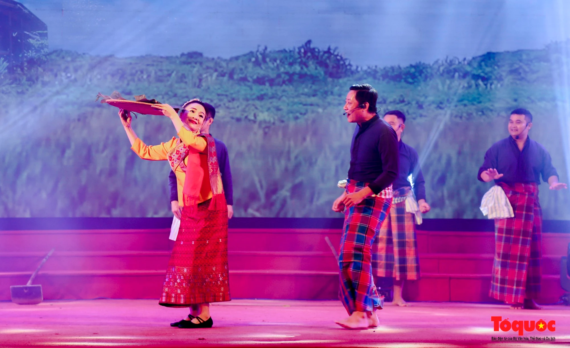 Ở phần này, khán giả đã được thưởng thức các tiết mục đặc sắc như: Dên Sa Bai; Hà Nội - Viêng Chăn; Thương về Xứ Huế; Tỏa sáng Huế Cố đô - Sải Sắm Phẳn Lào Việt;..