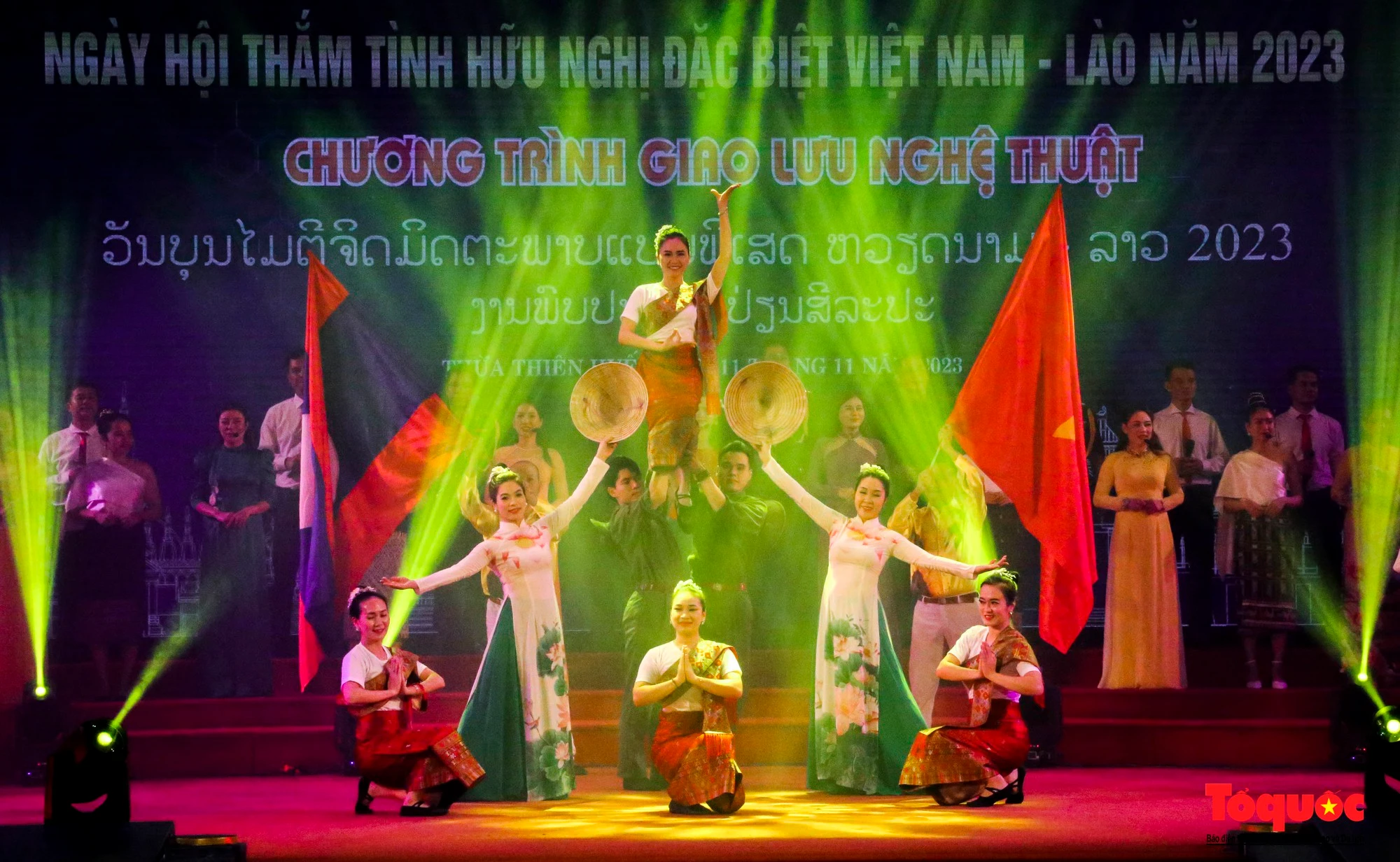 Tối 11/11, tại thành phố Huế (tỉnh Thừa Thiên Huế) đã diễn ra Chương trình giao lưu nghệ thuật Việt Nam - Lào với chủ đề "Nghĩa tình sắt son, đời đời bền vững". Đây là chương trình tổng hợp, đa sắc màu, tôn vinh tình hữu nghị thắm thiết đặc biệt Việt - Lào nói chung và của Thừa Thiên Huế, Salavan và Sekong và của 10 tỉnh Việt Nam có chung đường biên giới với Lào.
