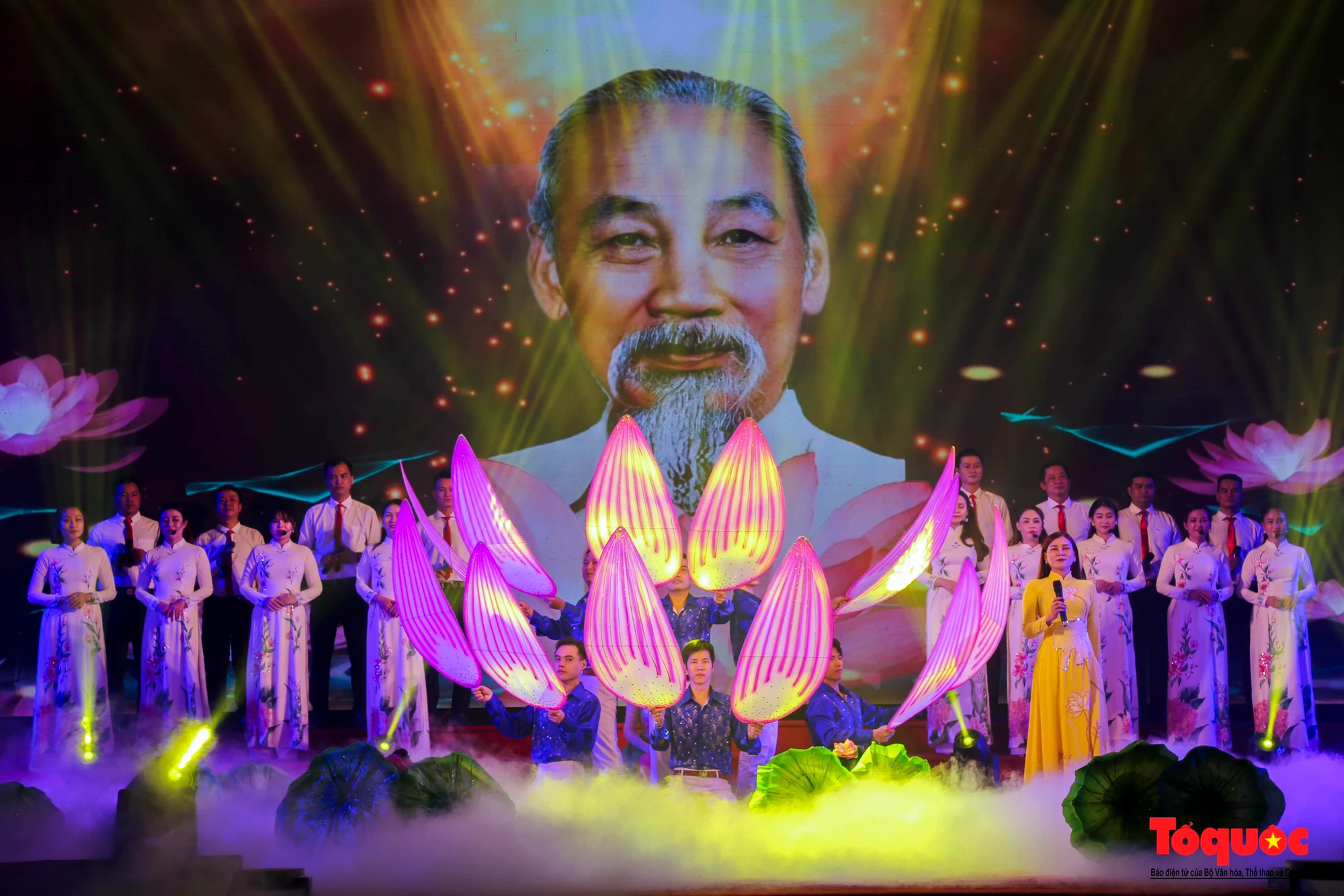 Phần một "Trường Sơn một dải - chung nước chung dòng" với tiết mục như: hợp xướng Hồ Chí Minh đẹp nhất tên Người; hát múa Bác Cay Xỏn trong trái tim tôi; hoạt cảnh, độc tấu đàn đá...