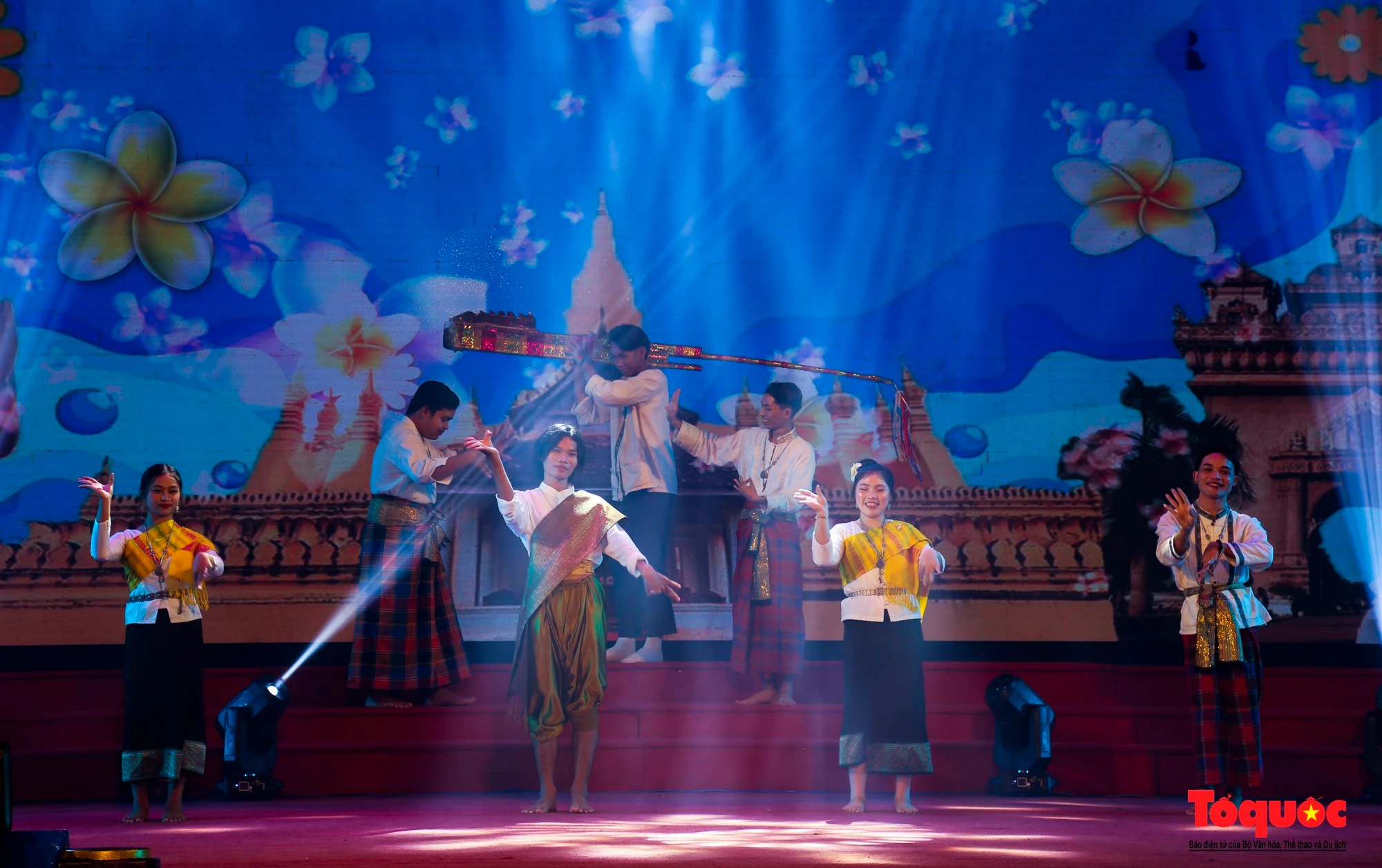 Tiết mục hát múa Xẳng Pằng Phây nói về Lễ hội Xẳng Pằng Phây của nước bạn Lào.
