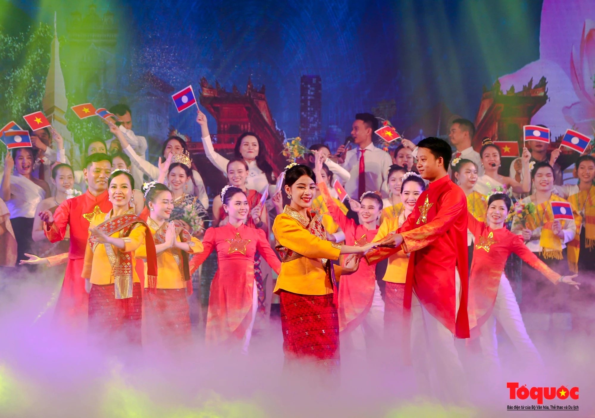 Phần ba "Nghĩa tình sắt son - đời đời bền vững" mang đến cho người xem những tiết mục thể hiện tình hữu nghị thắm thiết đặc biệt Việt Nam - Lào.