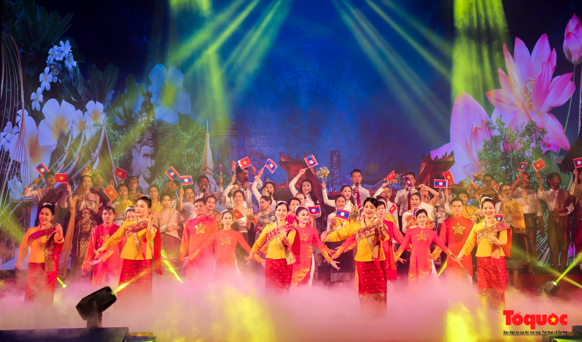 Chương trình được dàn dựng và biểu diễn dưới hình thức âm nhạc, múa, trang phục và thời trang, có sự tham gia của các nghệ sĩ Việt Nam, lưu học sinh Lào tại Huế và nhóm người mẫu.