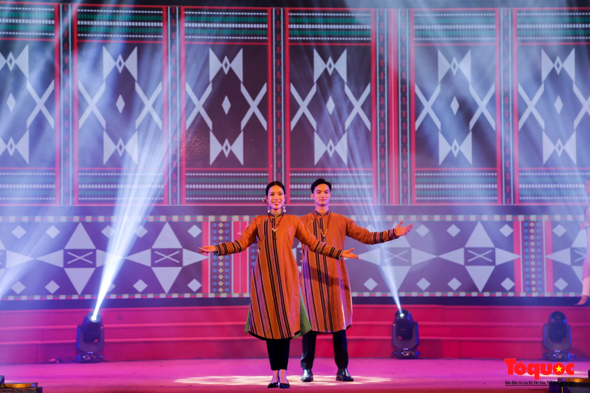 Tiết mục biểu diễn thời trang giới thiệu sản phẩm thổ cẩm nghề dệt Dèng của đồng bào Tà Ôi (huyện A Lưới, tỉnh Thừa Thiên Huế).