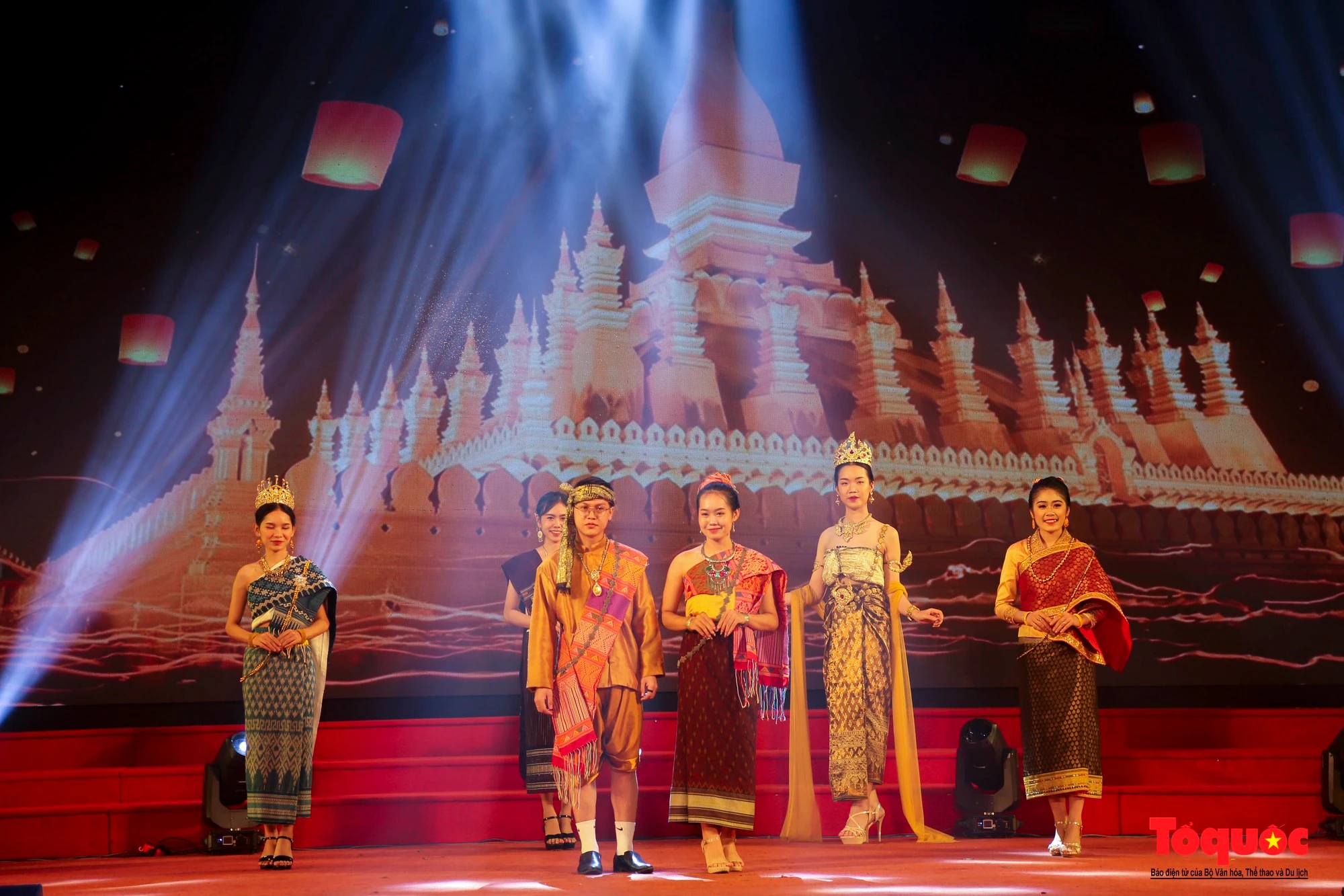 Đội văn nghệ lưu học sinh Lào tại Huế mang đến cho khán giả tiết mục giới thiệu trang phục truyền thống của các dân tộc Lào.