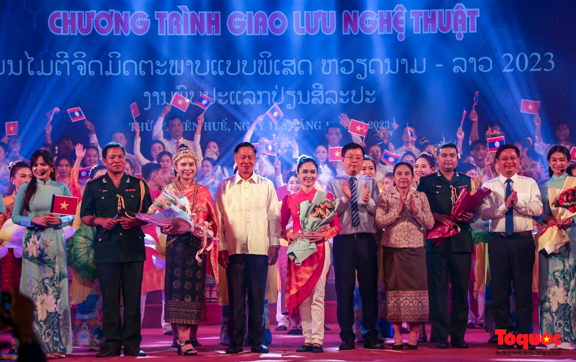 Kết thúc chương trình, lãnh đạo Bộ Thông tin và Truyền thông Việt Nam, lãnh đạo UBND tỉnh Thừa Thiên Huế cùng lãnh đạo Bộ Thông tin, Văn hóa và Du lịch Lào đã tặng hoa cho các nghệ sĩ tham gia đêm diễn.