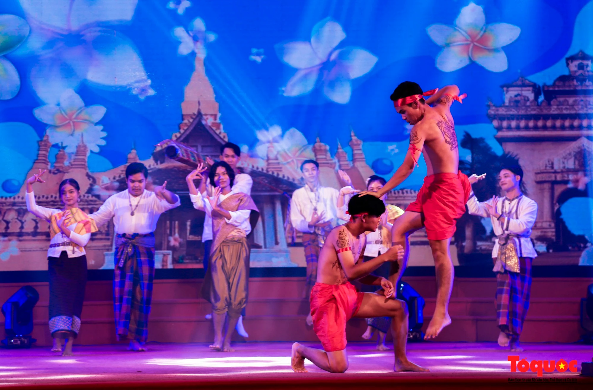 Tiết mục này được trình diễn bởi các du học sinh Lào mang lại những trải nghiệm văn hóa thú vị cho người xem.