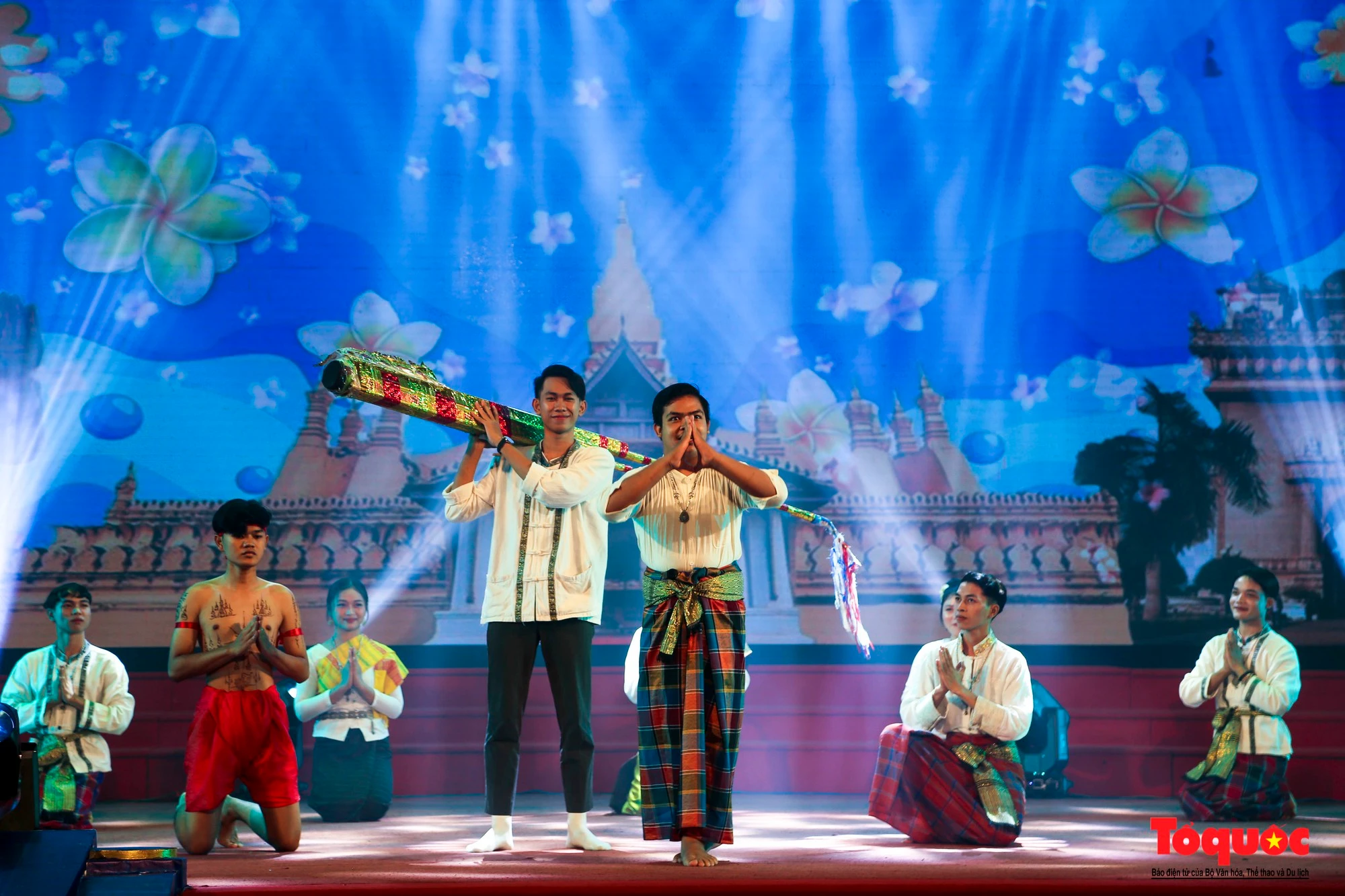 Thông qua nhiều tiết mục biểu diễn âm nhạc, múa, hoạt cảnh, thời trang đặc sắc và hấp dẫn, khán giả đã hiểu hơn về nét văn hóa, truyền thống tốt đẹp, tình hữu nghị thắm thiết đặc biệt Việt Nam - Lào, cũng như những thành tựu của nghĩa tình anh em, truyền thống và bền vững hướng đến tương lai của hai đất nước.