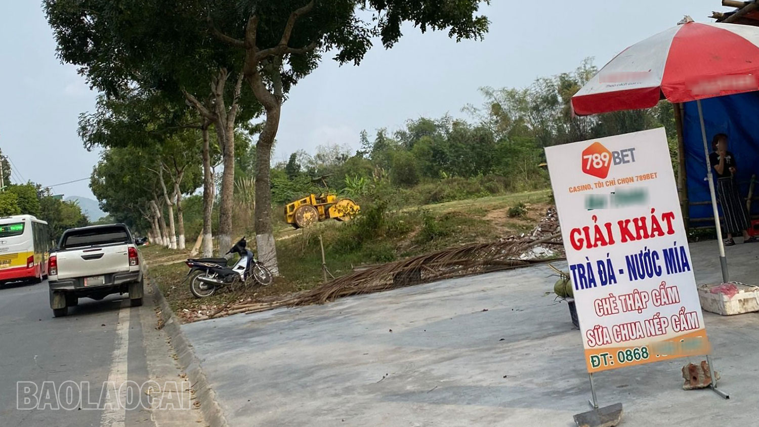 Quảng cáo công khai trên biển hiệu của một cửa hàng. thay-1.jpg