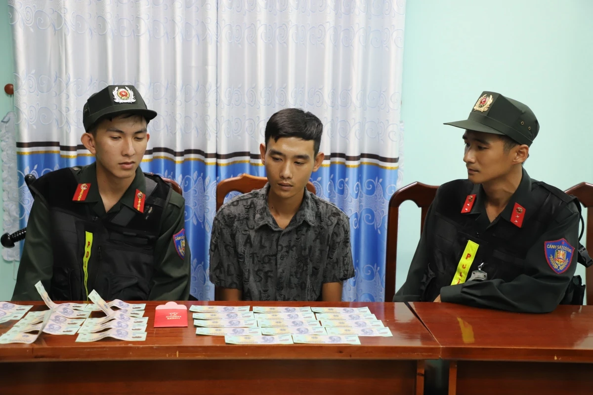 Đối tượng Trần Thẩm Lin cùng tang vật- Ảnh Thế Phong