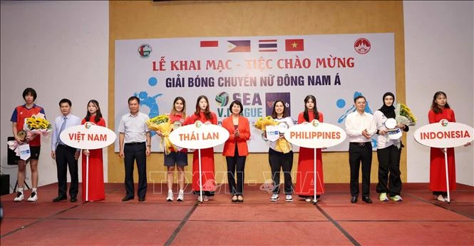 Lãnh đạo Tổng cục Thể dục Thể thao và lãnh đạo tỉnh Vĩnh Phúc tặng hoa và cờ lưu niệm cho các đội tham dự giải.