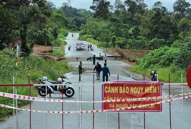 Chính quyền tổ chức phong tỏa đoạn đường.