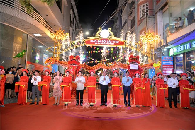 Các đại biểu cắt băng khai trương phố đi bộ Bài Thơ. Các đại biểu cắt băng khai trương phố đi bộ Bài Thơ.