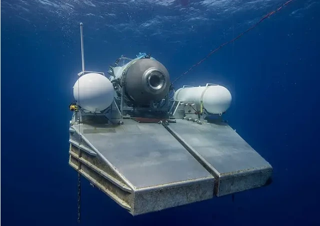 Tàu lặn Titan trên bệ chờ tín hiệu bắt đầu lặn.