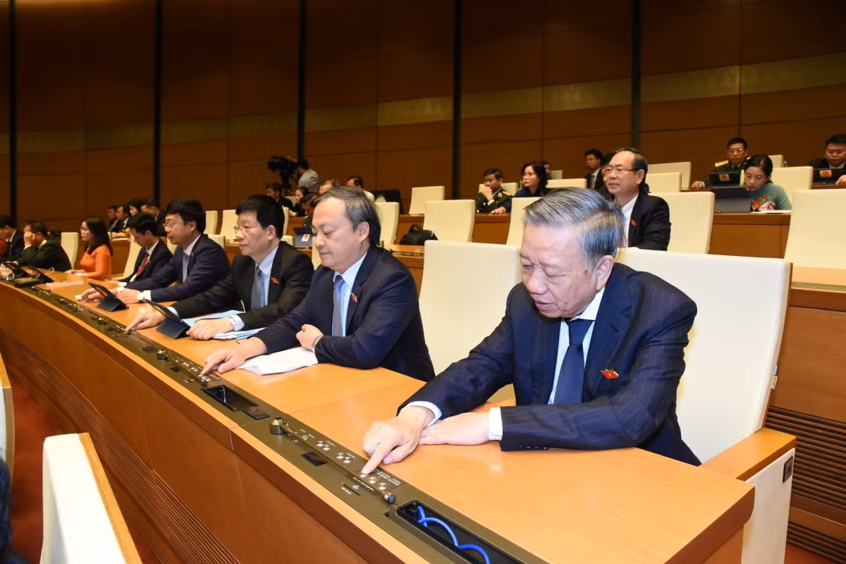 Đại biểu Quốc hội ấn nút biểu quyết tại Kỳ họp thứ 5.