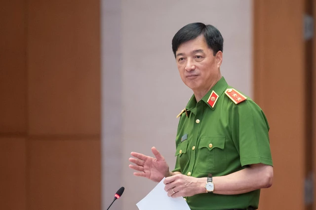 Thứ trưởng Bộ Công an Nguyễn Duy Ngọc báo cáo tại phiên giải trình.