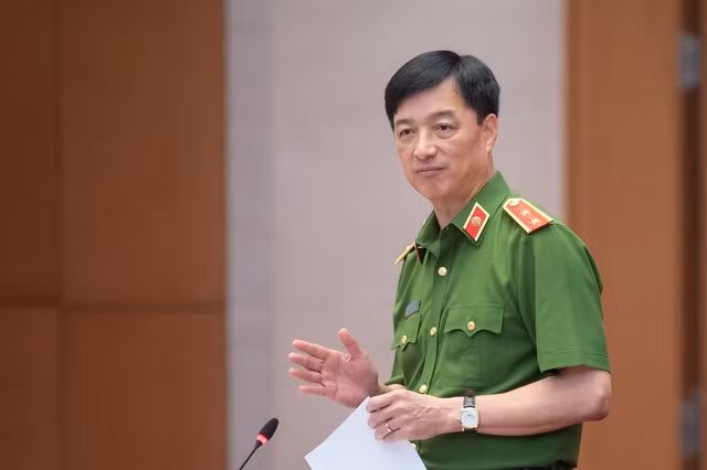 Thứ trưởng Bộ Công an Nguyễn Duy Ngọc báo cáo tại phiên giải trình.