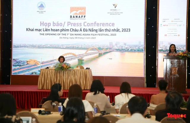 Bà Ngô Phương Lan, Chủ tịch Hiệp hội Xúc tiến phát triển Điện ảnh Việt Nam - Giám đốc Liên hoan phim phát biểu tại buổi họp báo chiều 8/5 tại Đà Nẵng.