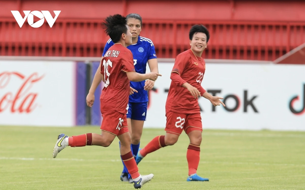 Bích Thuỳ ghi bàn cho ĐT nữ Việt Nam ngay trước giờ nghỉ.