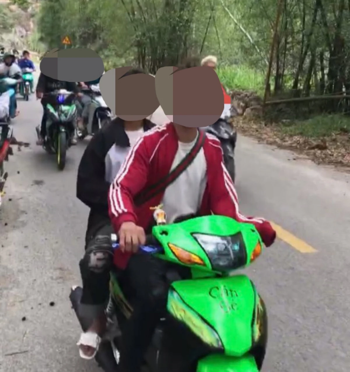 Khoảng 60 thiếu niên tụ tập, điều khiển xe đánh võng, không đội mũ bảo hiểm...