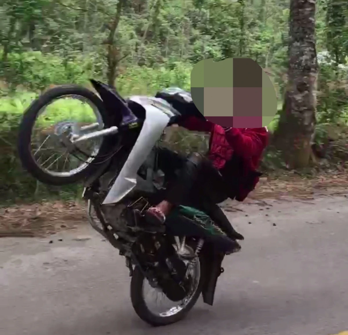 Một thiếu niên "bốc đầu" xe máy (ảnh cắt từ clip).