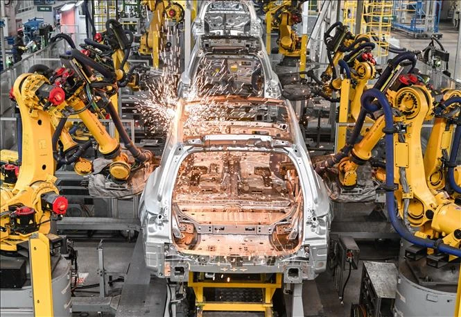 Robot hoạt động trên dây chuyền lắp ráp xe ô tô điện của Tập đoàn Li Auto ở Thường Châu, tỉnh Giang Tô, Trung Quốc ngày 10/1/2024. Ảnh minh họa: THX/TTXVN