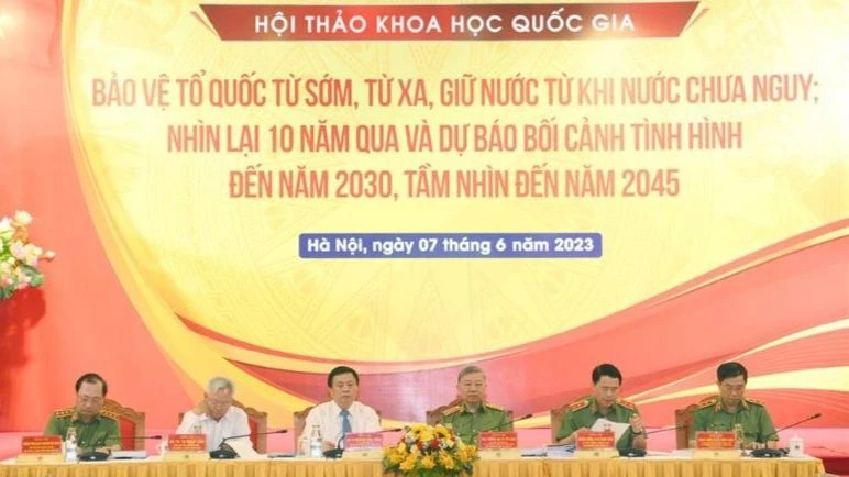 Các đồng chí chủ trì hội thảo.
