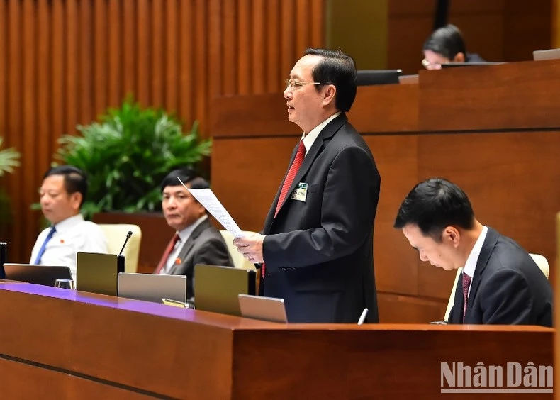 Bộ trưởng Khoa học và Công nghệ Huỳnh Thành Đạt trả lời chất vấn các đại biểu Quốc hội.