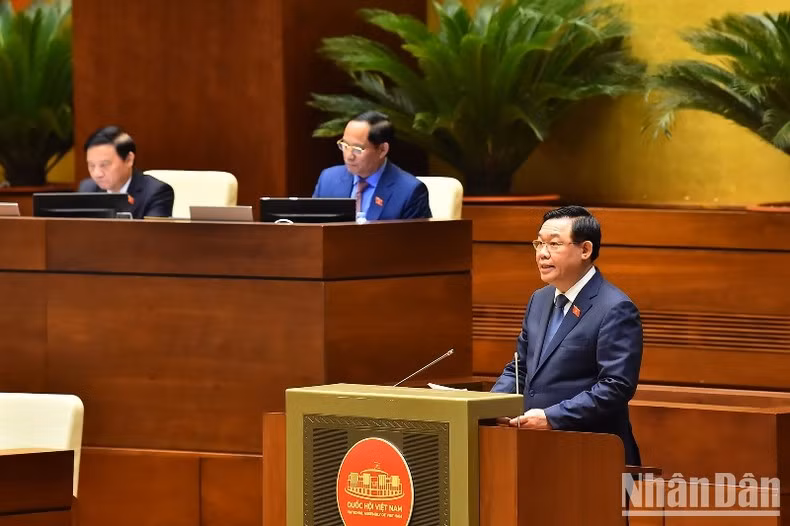 Chủ tịch Quốc hội Vương Đình Huệ phát biểu.