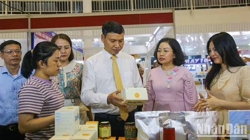 Đại biểu tham quan mua sắm tại hội chợ.