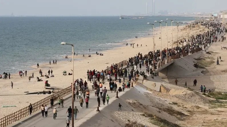 Người Palestine tụ tập với hy vọng nhận được viện trợ được chuyển đến Gaza thông qua một bến tàu do Mỹ xây dựng. (Ảnh: Reuters)