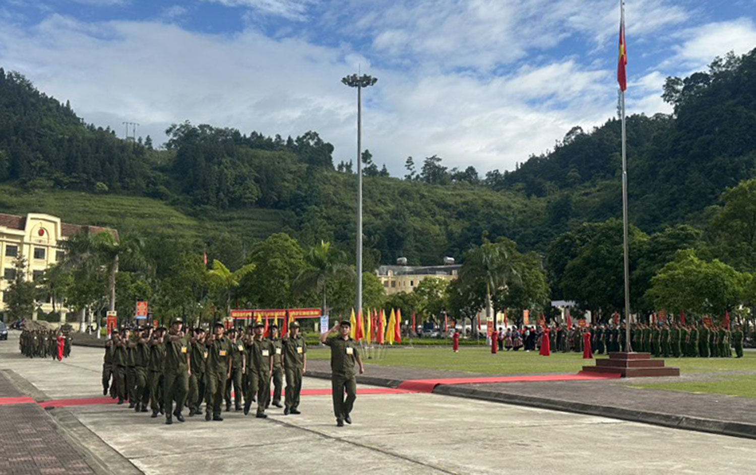 Diễu hành biểu dương lực lượng. s1.jpg