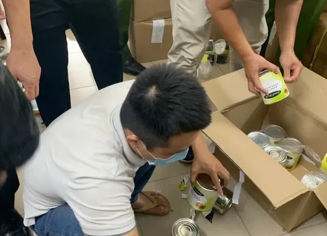 Lực lượng chức năng kiểm đếm tang vật. (Ảnh: TTXVN)