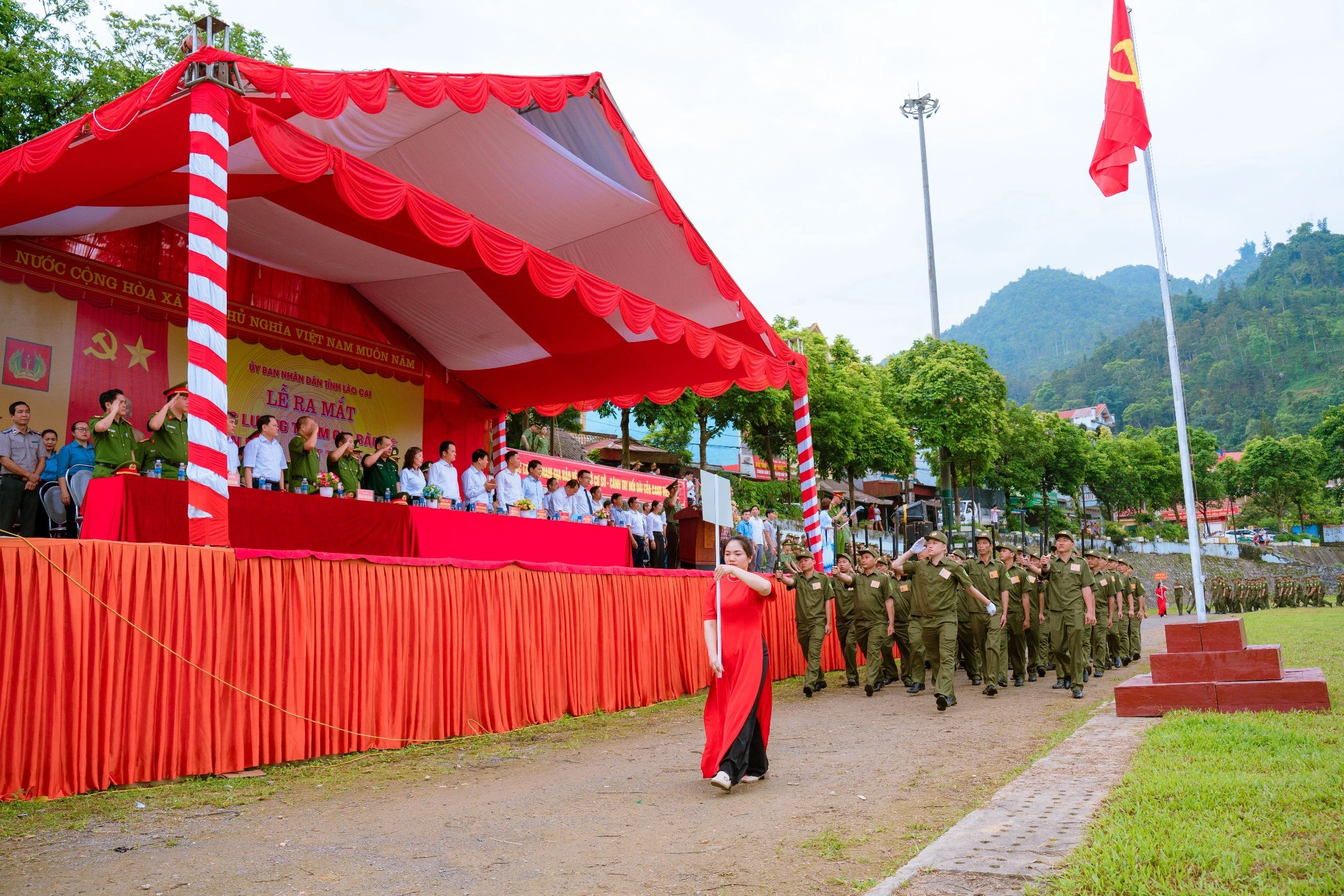 Khối lực lượng tham gia bảo vệ an ninh, trật tự ở cơ sở diễu hành biểu dương lực lượng...jpg