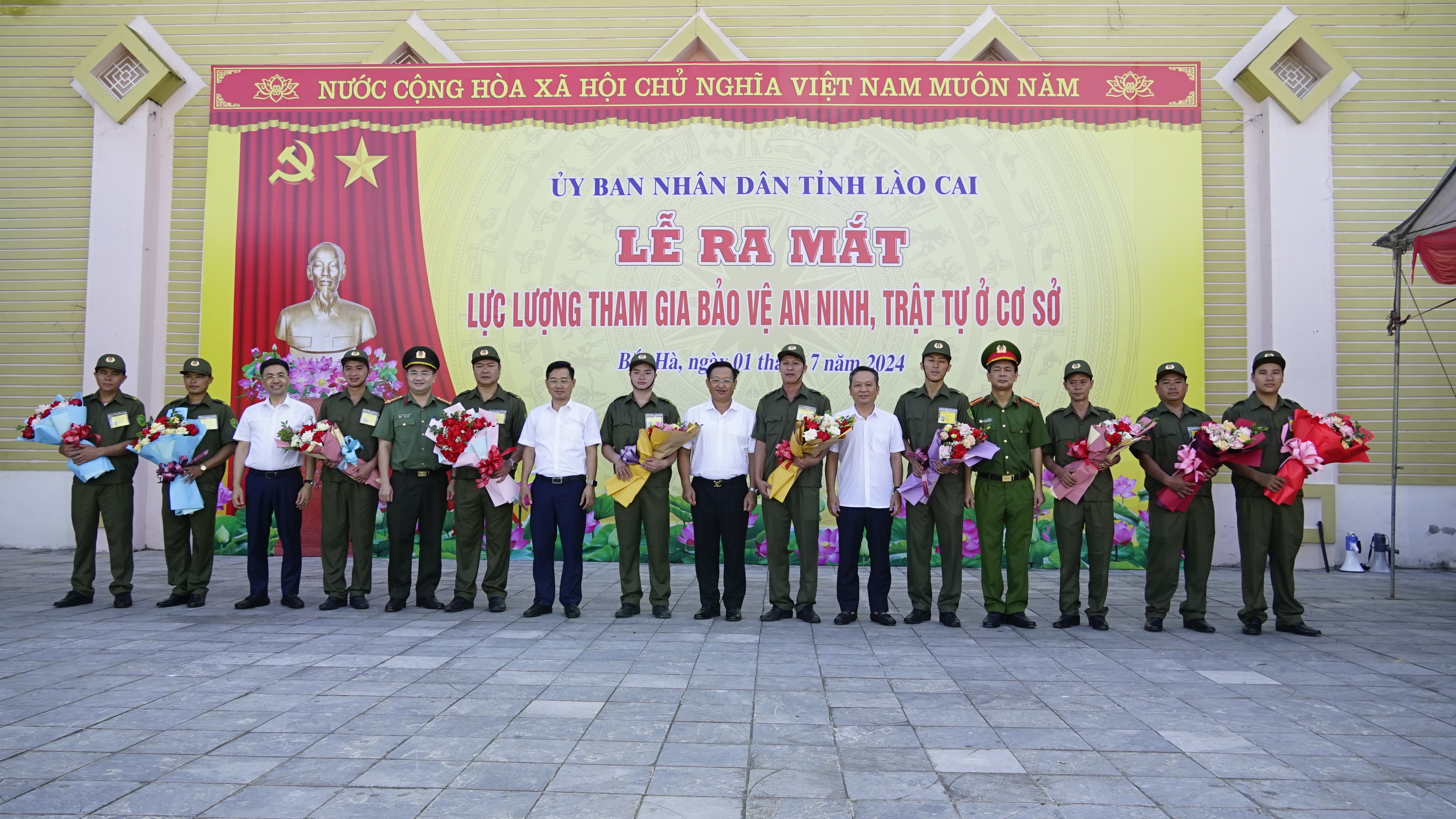 Các đồng chí lãnh đạo tặng hoa chúc mừng các tổ bảo vệ ANTT ở cơ sở. _DSC4304.JPG