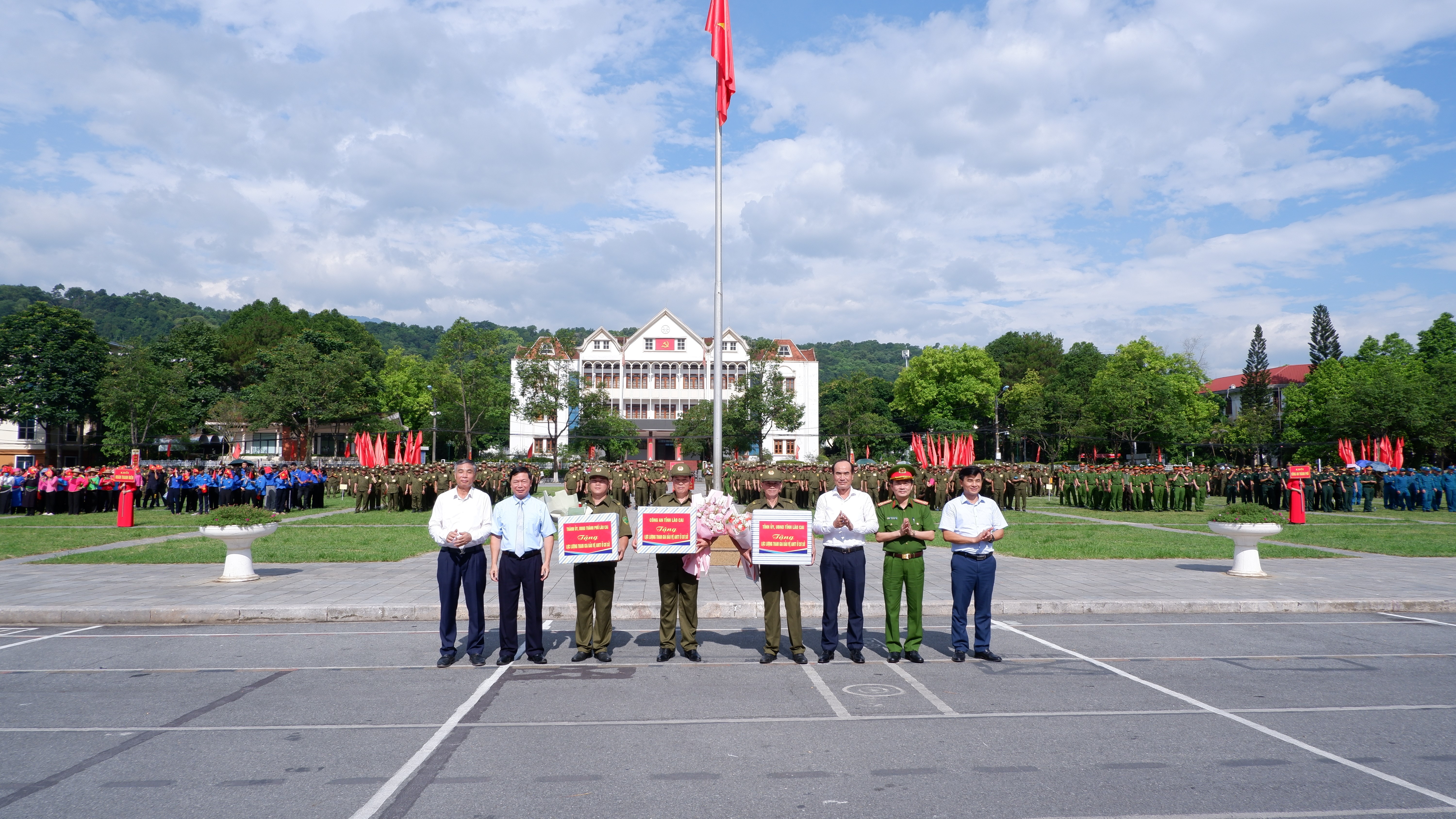 Các đồng chí lãnh đạo tặng quà đại diện lực lượng tham gia bảo vệ ANTT tại cơ sở. tp5.jpg