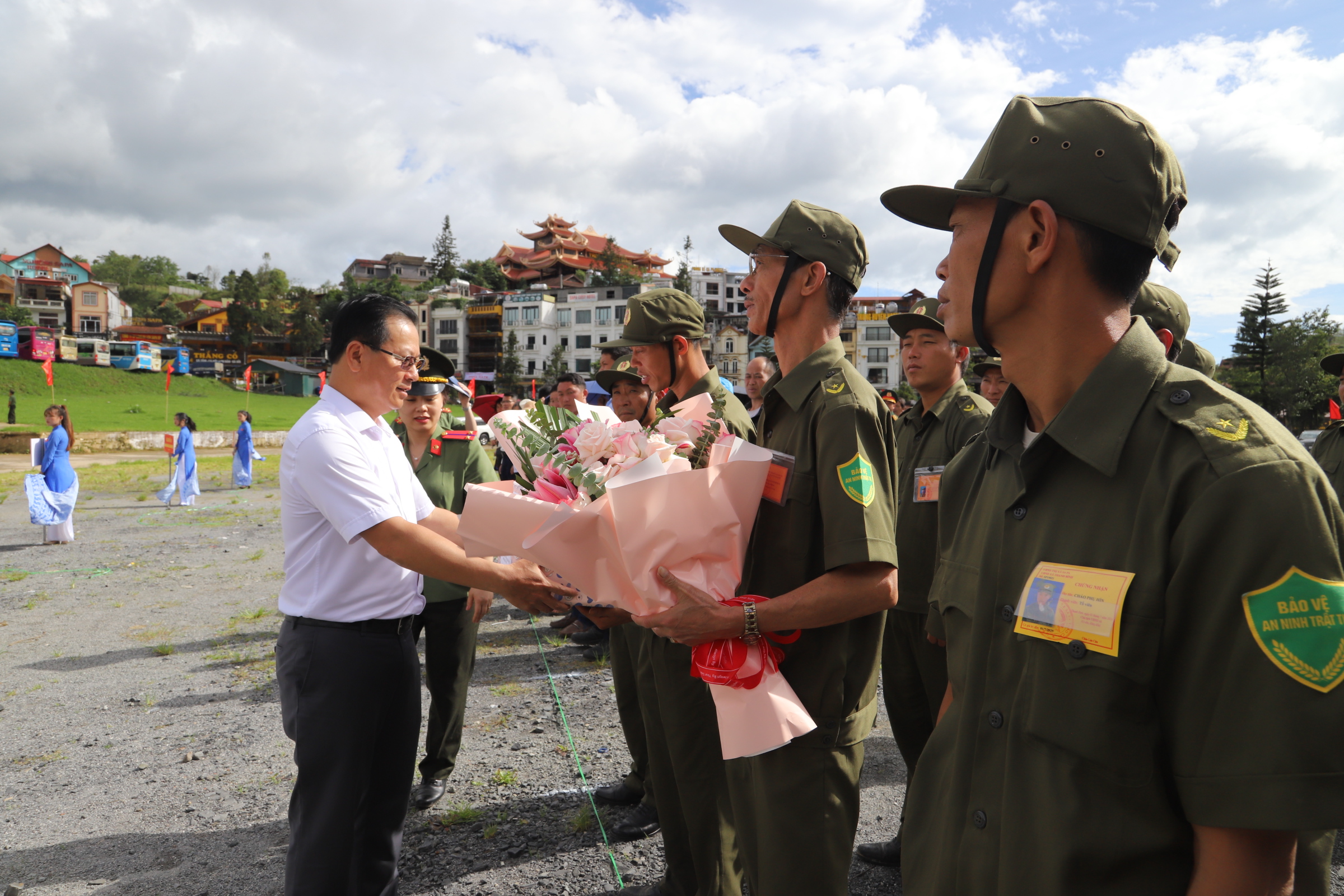 Đồng chí Hoàng Quốc Khánh, Phó Chủ tịch Thường trực UBND tỉnh tặng hoa chúc mừng lực lượng tham gia bảo vệ ANTT ở cơ sở. IMG_0461.JPG