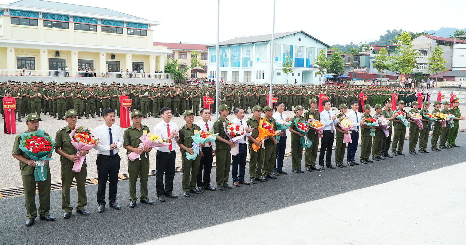 Các đồng chí lãnh đạo tặng hoa lực lượng tham gia bảo vệ ANTT ở cơ sở. by2.jpg