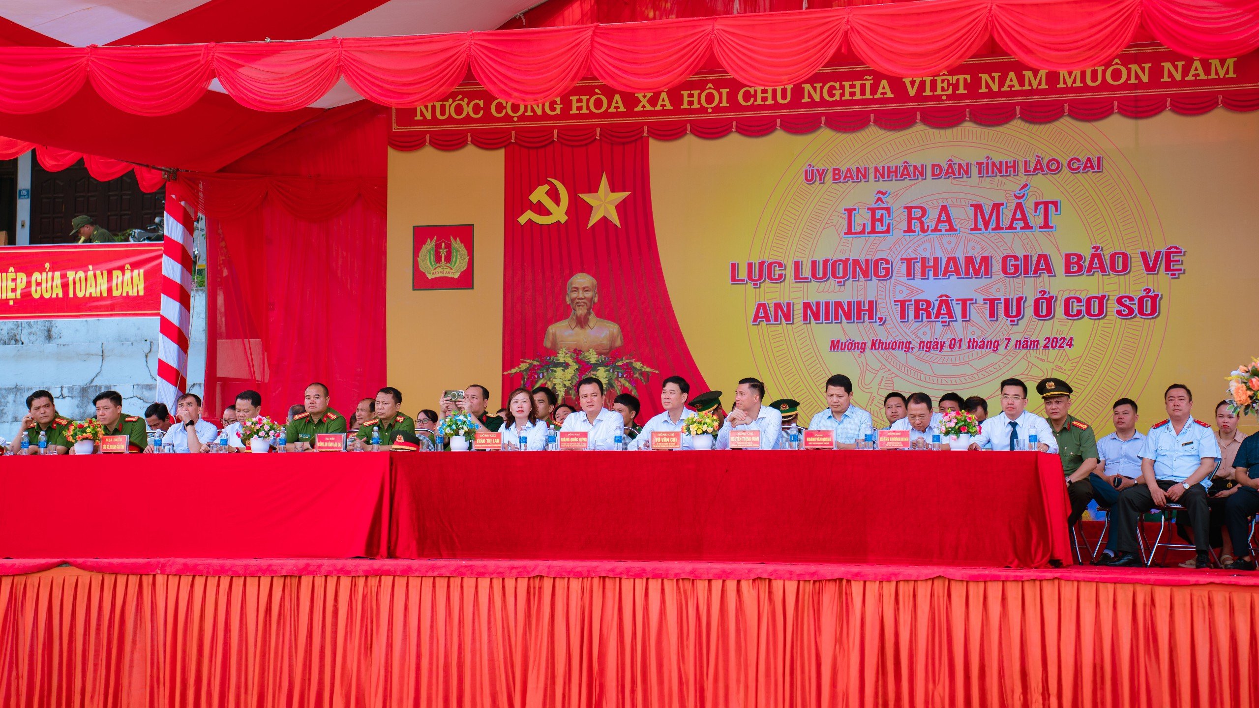 Đại biểu dự buổi lễ. Đại biểu dự Lễ ra mắt Lực lượng tham gia bảo vệ an ninh, trật tự ở cơ sở tại huyện Mường Khương.jpg