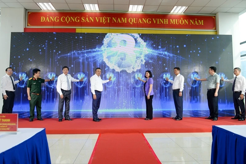 Các đại biểu thực hiện nghi thức khai trương hệ thống Giao thông thông minh trên địa bàn TP Hà Nội.