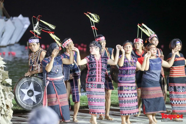 Các nghệ nhân dân gian chính là những người "giữ lửa", "truyền lửa", quyết định việc tồn tại di sản văn hóa của cộng đồng. Hình minh họa