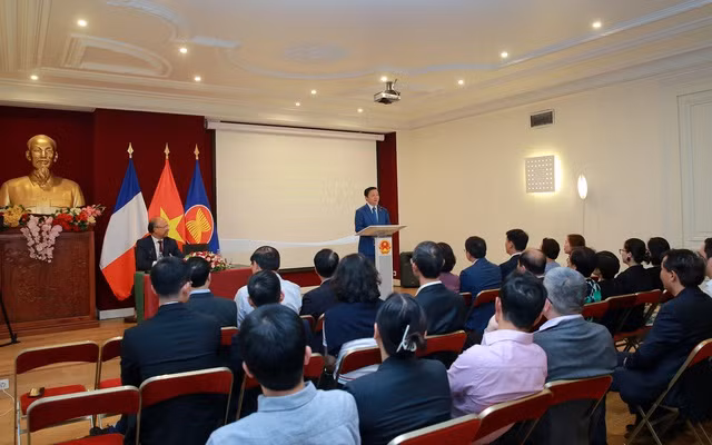 Phó Thủ tướng Trần Hồng Hà mong muốn mỗi cán bộ ngoại giao phải trở thành một đại sứ về biến đổi khí hậu, góp phần thu hút vốn đầu tư nước ngoài vào lĩnh vực năng lượng tái tạo.